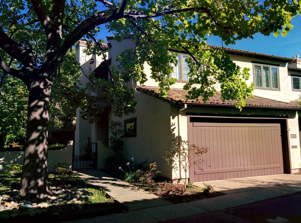 Primary Photo - 1309 Crane St