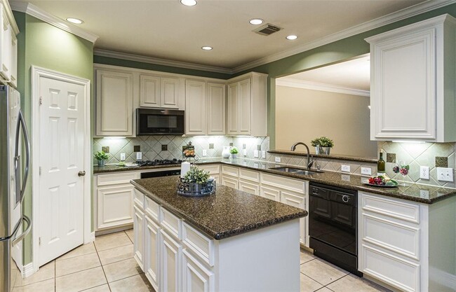 Building Photo - 310 Bremond St