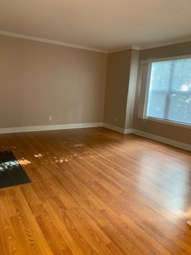 Building Photo - 2 bedroom 2 bath unit- Close to tanglewood!