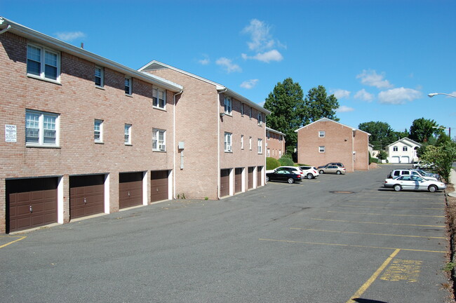 Estacionamiento en el sitio con garajes en alquiler - Kent Apartments of Dumont