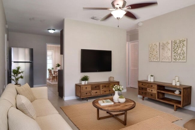 Building Photo - Spacious 2 Bedroom, 1 Bathroom Home in Mea...