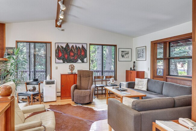 Foto del edificio - 320 Rim Dr