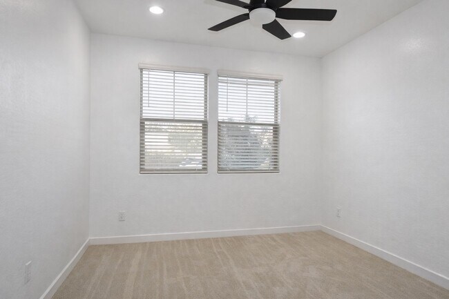 Foto del edificio - 2353 E Castanets Dr