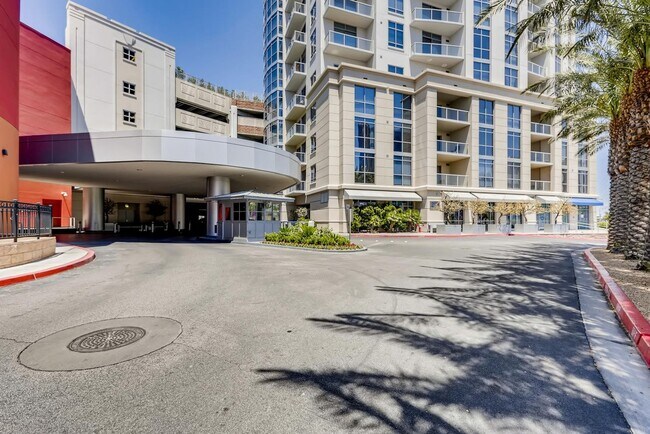 Building Photo - Furnished High rise Just Off the Las Vegas...