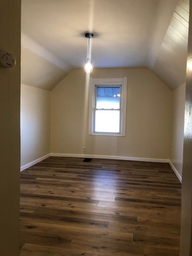 Building Photo - Move in Special....1/2 off 1st Months Rent!!!!!