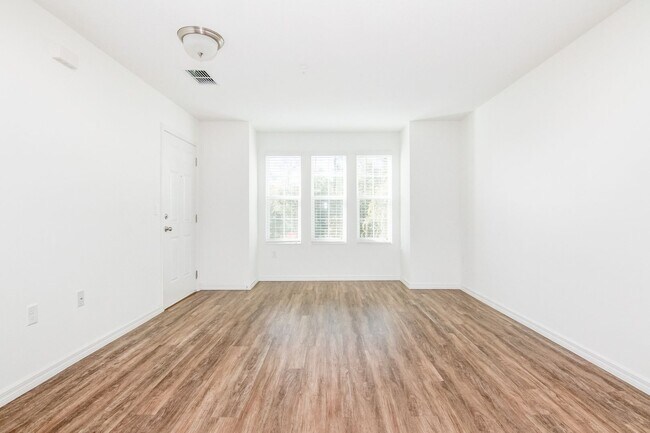 Foto del edificio - RENT BY APRIL 15TH and RECEIVE 2 WEEKS OFF...