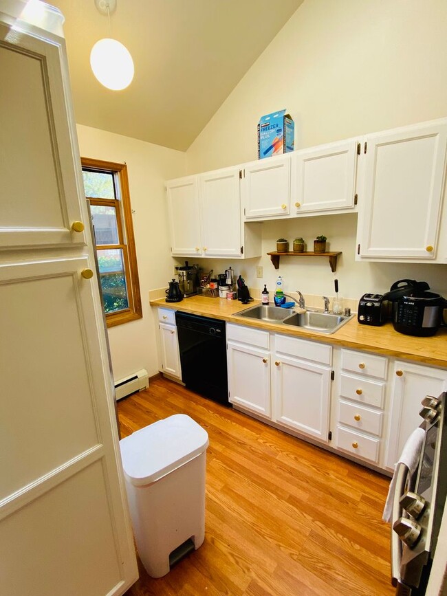 Building Photo - Fun and Funky Tri-Level Townhouse in Northeast Boulder, CO