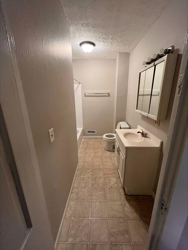 Baño - 1283 E Fulton St