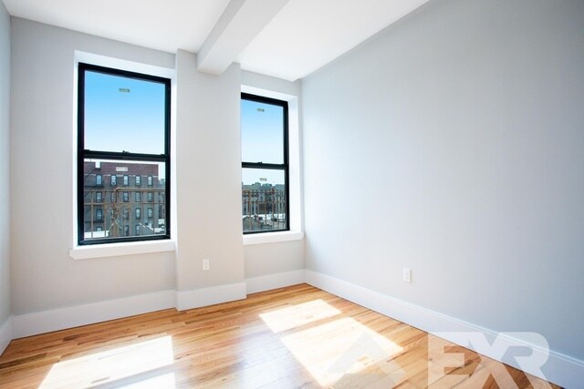 Foto del edificio - 245 Sullivan Pl