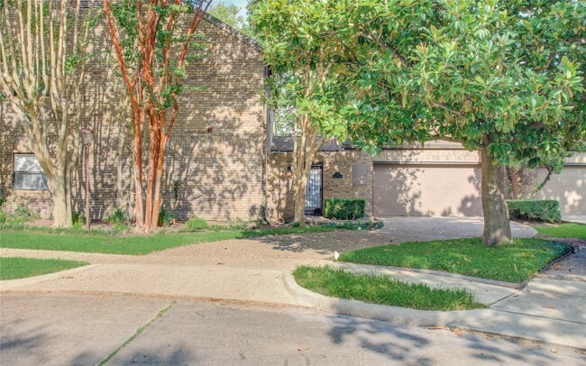 Foto del edificio - 6 Town Oaks Pl