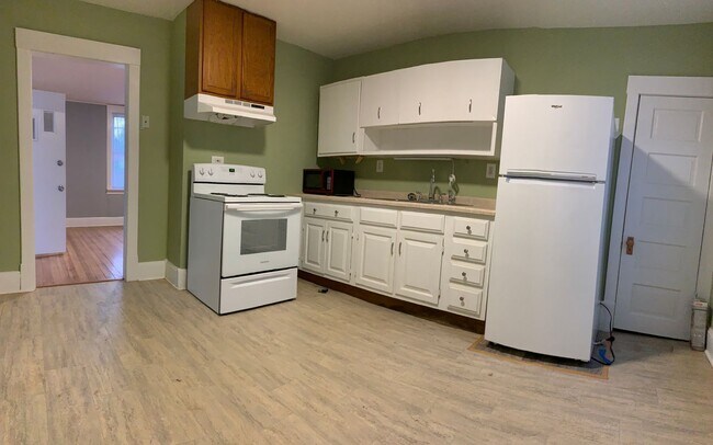 Building Photo - 2 Bedroom House Available Now!