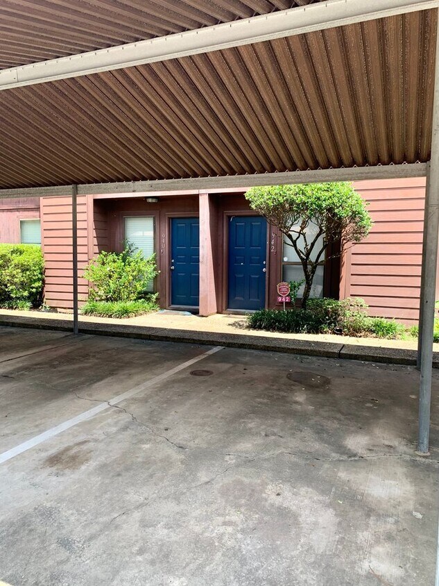 Primary Photo - 2BR 2.5BA CONDO off Bluebonnet close to Pe...