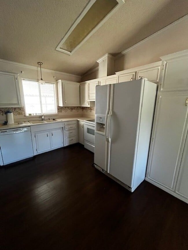 Building Photo - 21276 White Pine Dr