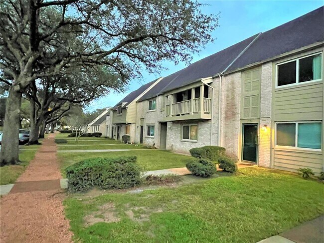 Building Photo - 2130 Greenbriar Colony Dr