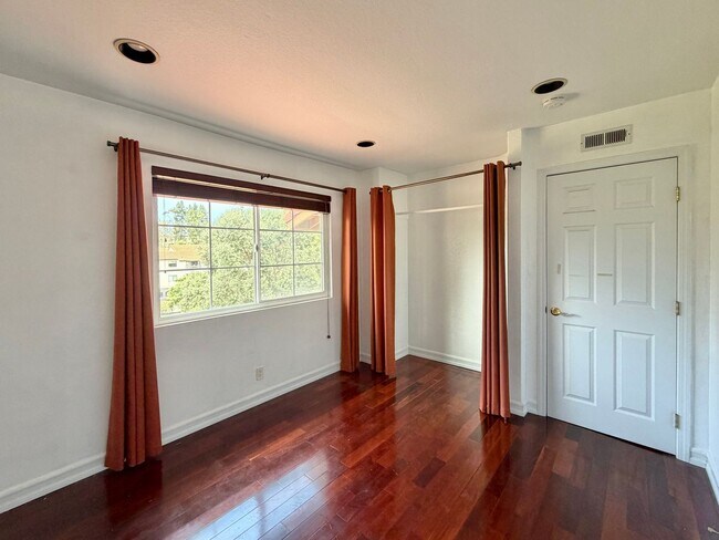 Building Photo - Tri-Level Townhome with attached 2 Car Garage