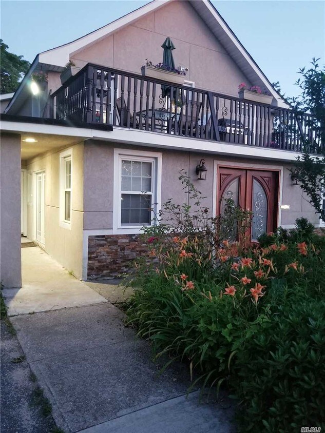 Primary Photo - 50-56 Bayville Ave