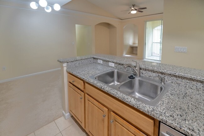 Foto del edificio - Beautiful 3 Bedroom, 2 Bath with Volume ceilings and Private Garage!