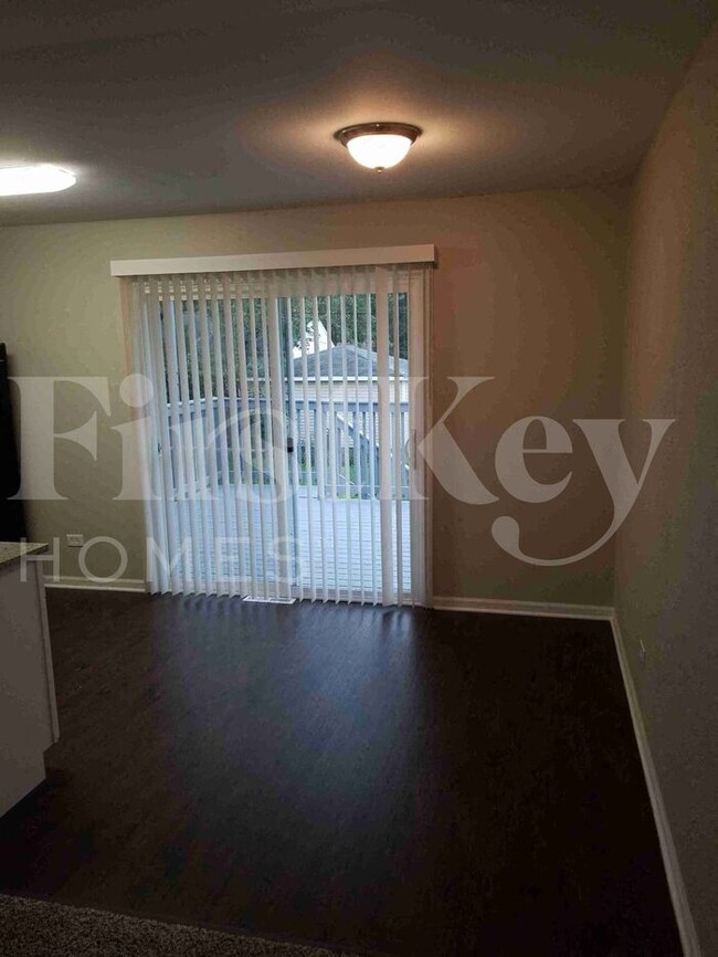 Building Photo - 422 E Tulip Dr