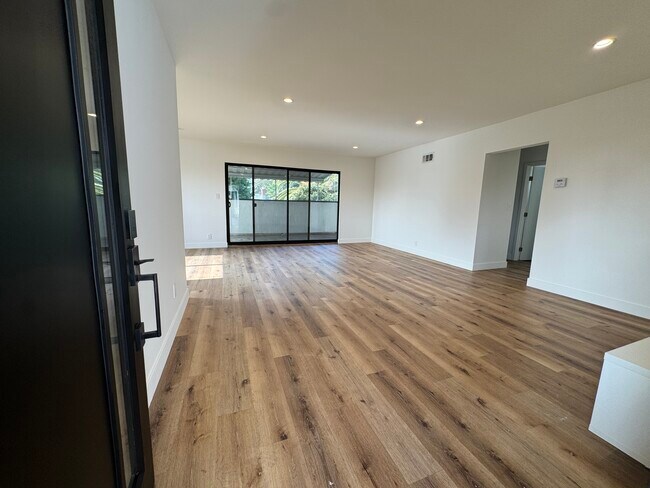 Foto del edificio - 1347 N Stanley Ave