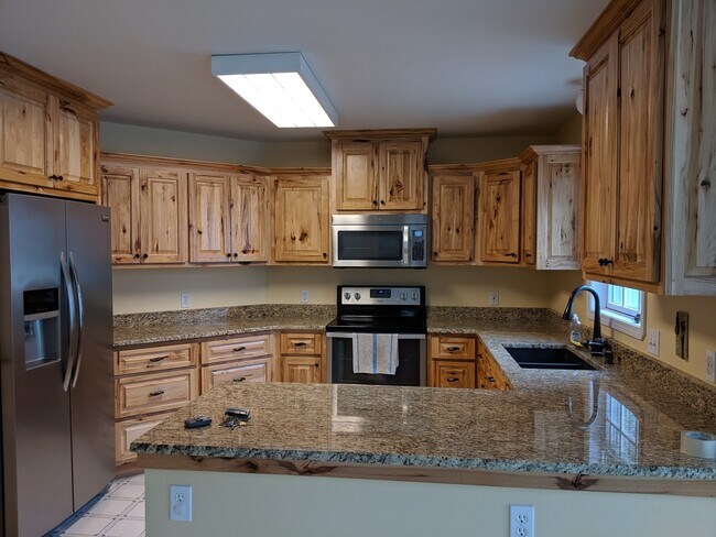 Building Photo - 4 Bedroom Home with 2 Car Garage and RV Pa...