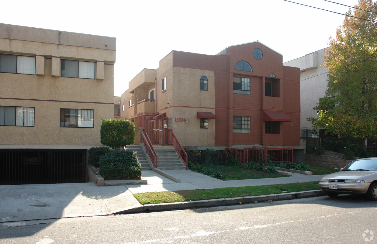 Building Photo - 1004 E Maple St