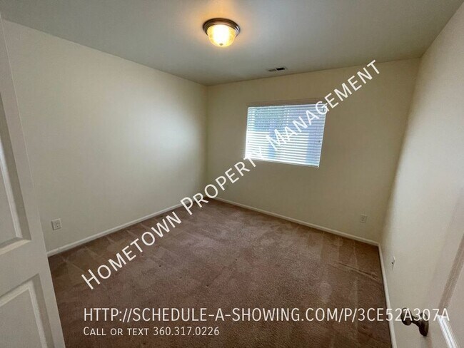 Foto del edificio - Beautiful 5 bedroom 3 bath home with offic...