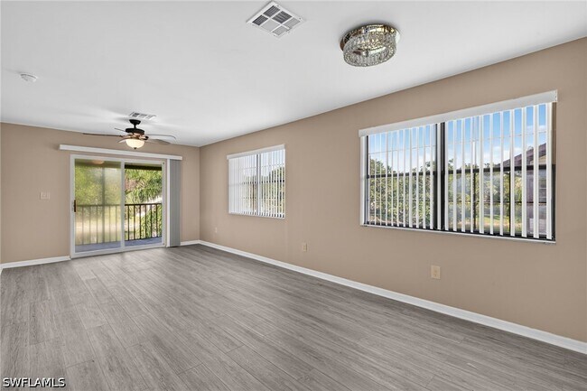 Foto del edificio - 5365 Treetops Dr