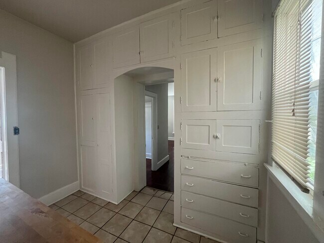 Foto del edificio - 2033 N Cambridge Ave