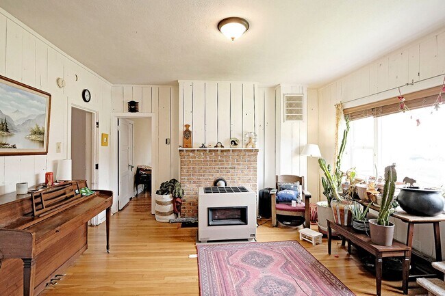 Foto del edificio - Pet-Friendly Woolen Mills Home Near Local Favorites