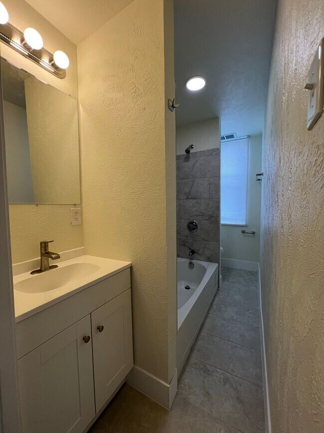 Foto del edificio - Updated 2 Bedroom apartment