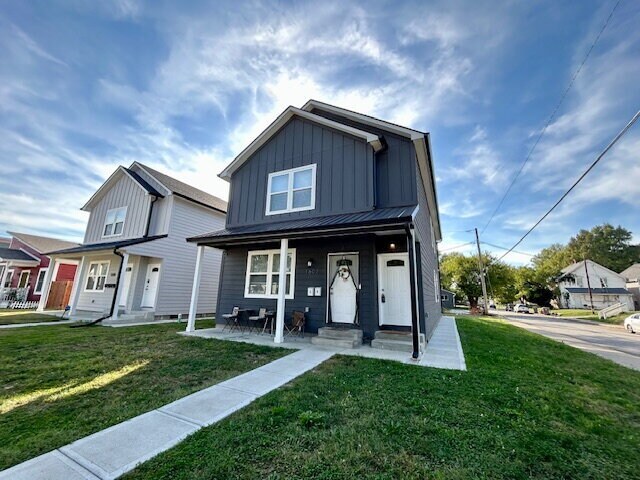Foto del edificio - **SPECIAL** $250 OFF 2ND MONTH'S RENT** 3 Bedroom 2 Bath Duplex in the Heart of Indianapolis