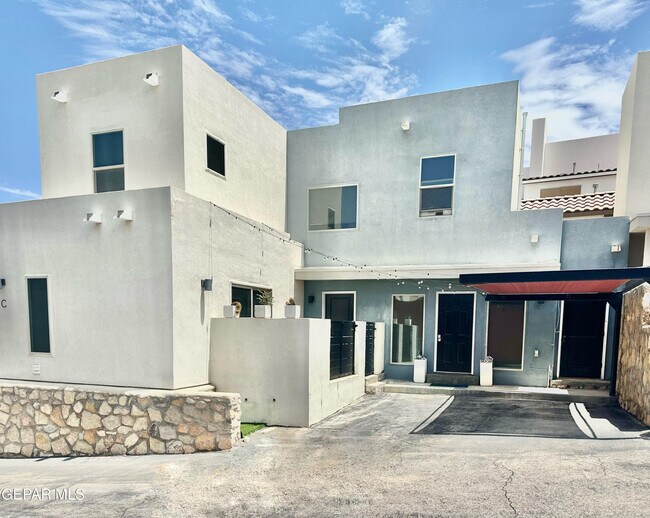 Foto del edificio - 4016 Camelot Heights Dr