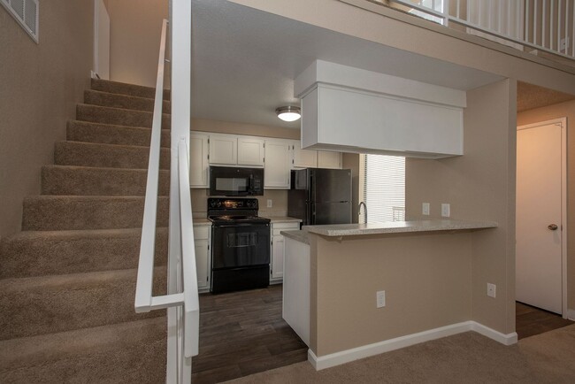 Cocina y escaleras al loft - Huntcliffe Apartments