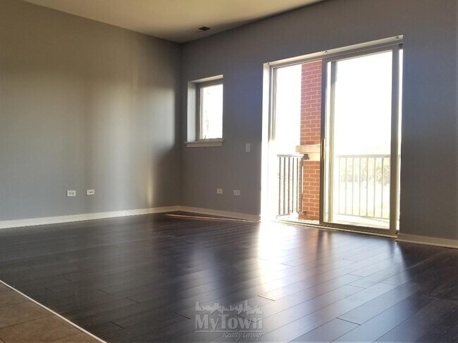 Building Photo - Pristine Roosevelt Square Condo