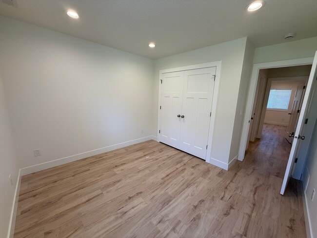 Building Photo - 466 E 300 N