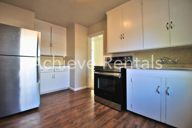 Building Photo - 1068 Crescent Dr