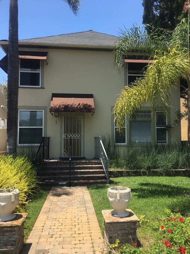 Historic complex in Coronado - 1036 B Ave