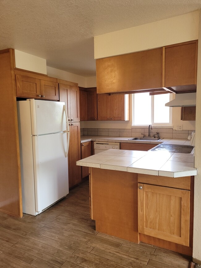 unit d kitchen includes dishwasher, refrigerator, disposal, oven - 1045 S Jasper St