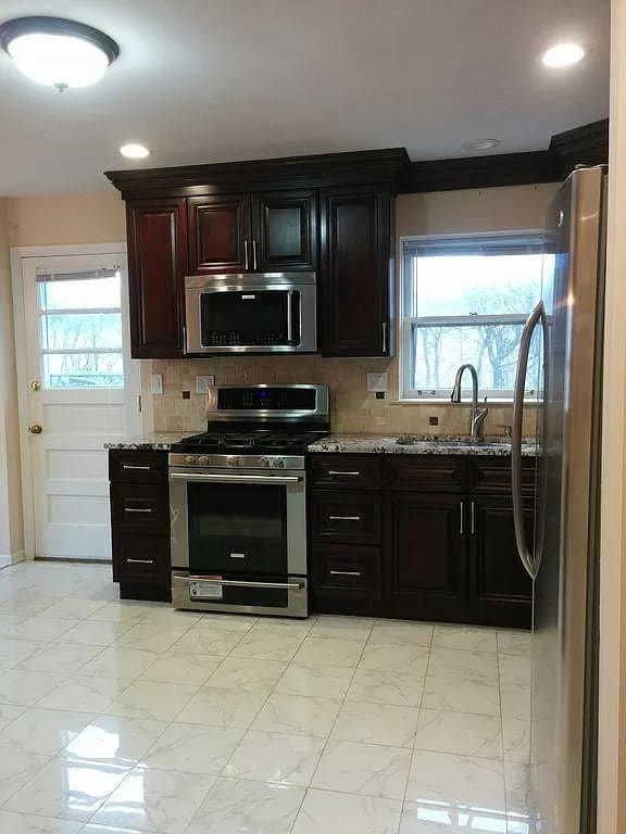 Kitchen - 312 Sunset Dr