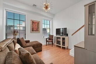 Building Photo - 1015 Grand St