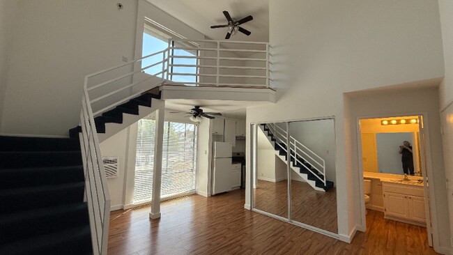 Building Photo - 7044 Hawthorn Ave