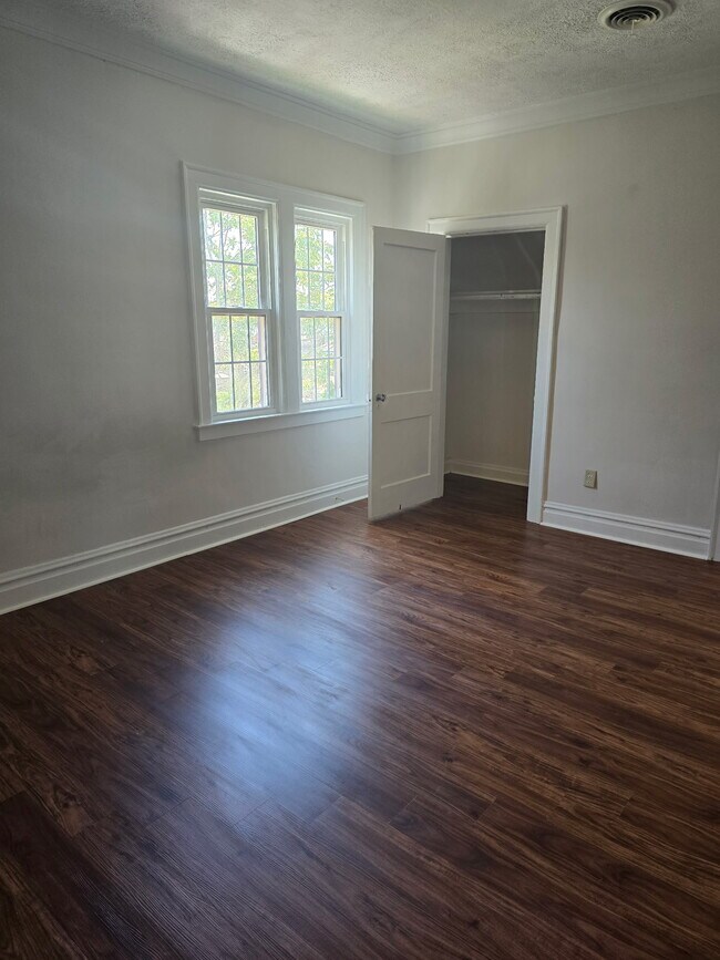 Foto del edificio - 1235-1241 Charleston Ave