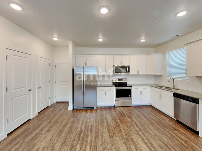 Building Photo - 6768 N Silver Gate Dr
