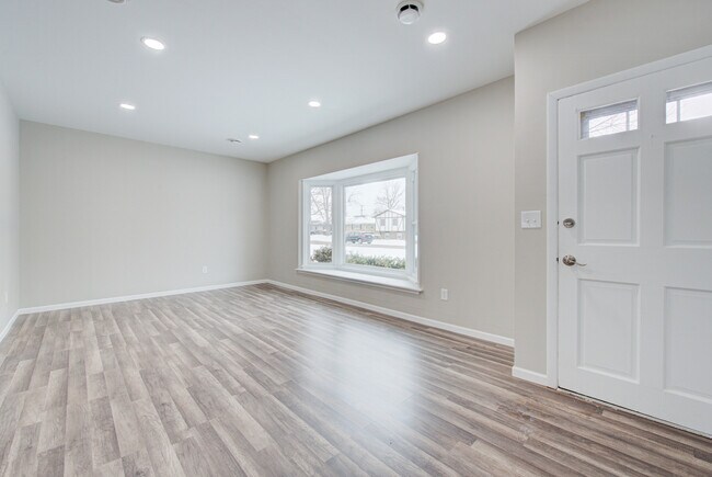 Building Photo - 405 S Thornwood Dr