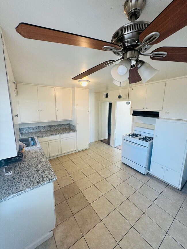 Foto del edificio - Charming property in Bakersfield – Minutes...