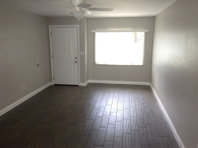 Foto del edificio - 2 Bedroom/2 Bathroom Triplex with Large Fe...