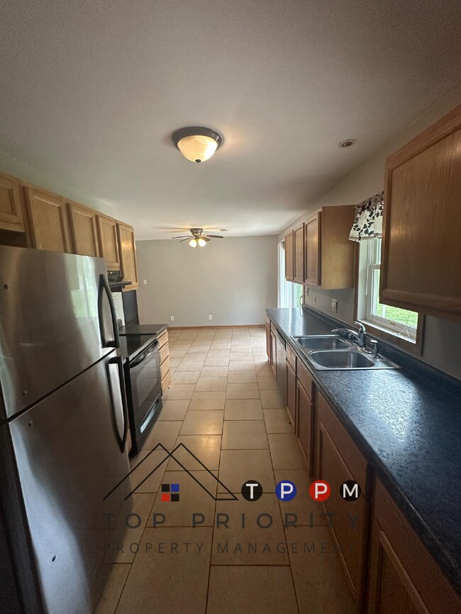 Building Photo - 3 Bedroom | 2 Bathroom Single Family Ranch...