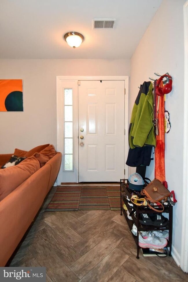Building Photo - Experience the vibrant lifestyle and natural beauty that make Reston such a sought after place to...