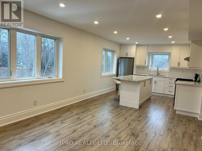 Photo du bâtiment - 1661-1661 Lakeshore Rd W