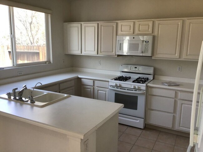 Foto del edificio - 4055 Laurel Park Way